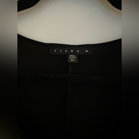 Black dress with zipper floral design in front size XL - Picture 4 of 6